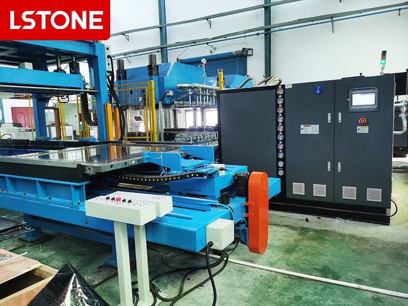 玻璃纖維防護(hù)板成型模溫機(jī)2